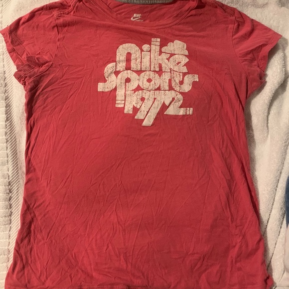 2 for $10 Pink NIKE Sport 1972 T-Shirt women’s L - Picture 2 of 6